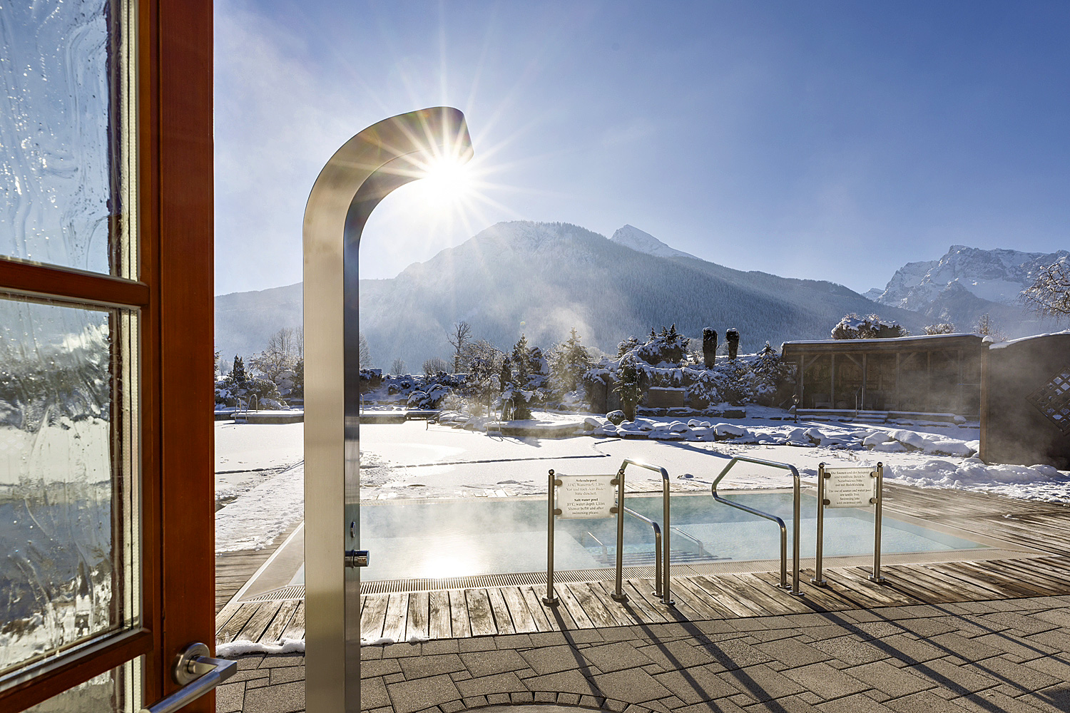 Ganzjährig beheiztes Solebecken mit 34 Grad in verschneiter Winterlandschaft Ganzjährig beheiztes Solebecken mit 34 Grad in verschneiter Winterlandschaft