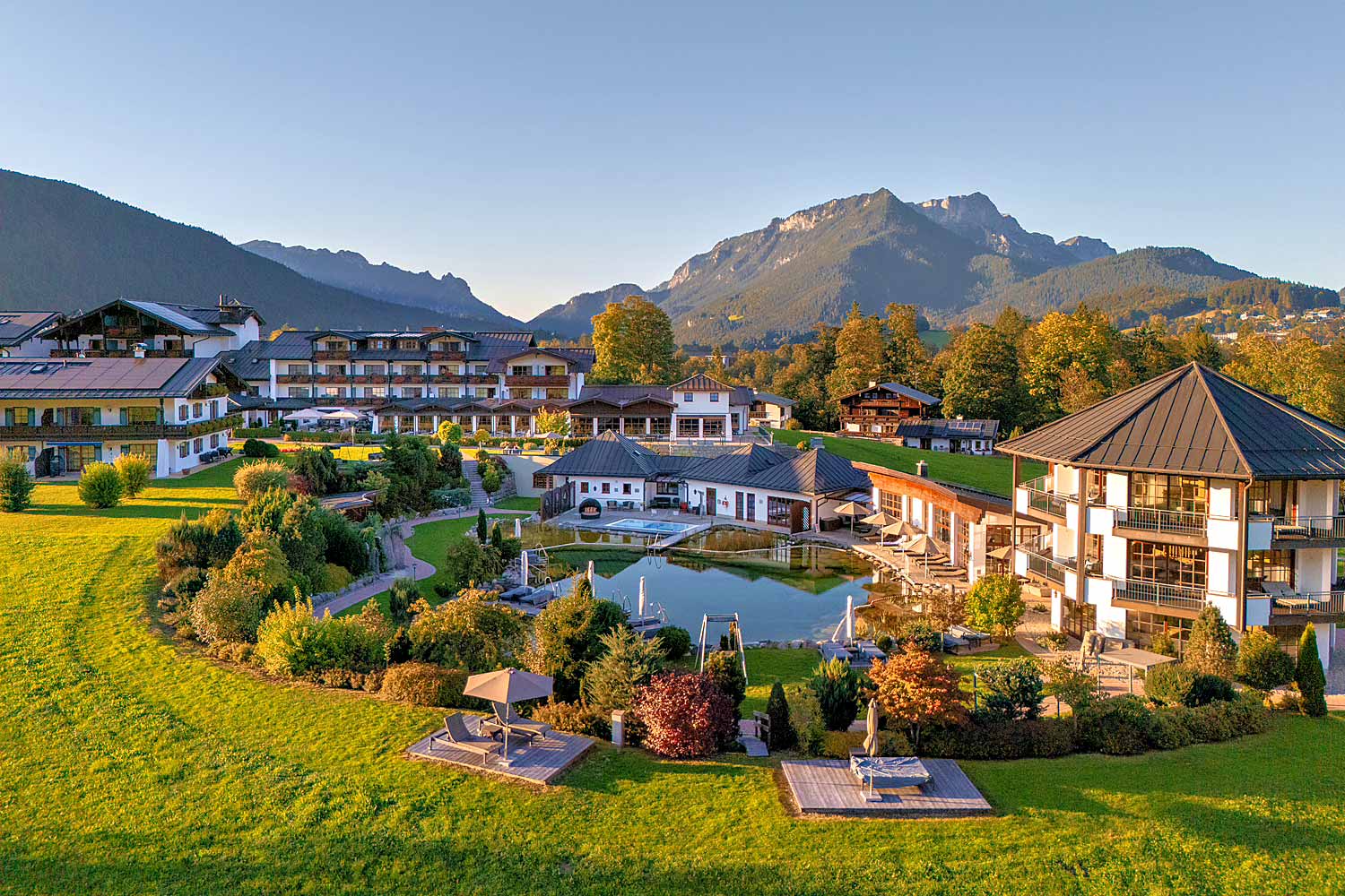 Der Wellnessbereich des Zechmeisterlehens-in ganzer Pracht. Umringt von Bergen und Wiesen