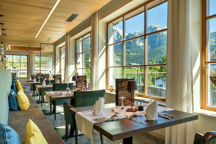 Unser Panoramarestaurant - jeder hat hier seinen eigenen Bereich für sich - zu Frühstück (7.30-10.30 ) und Abendessen (18.30 - 20.00 Start ) Unser Panoramarestaurant - jeder hat hier seinen eigenen Bereich für sich - zu Frühstück (7.30-10.30 ) und Abendessen (18.30 - 20.00 Start )