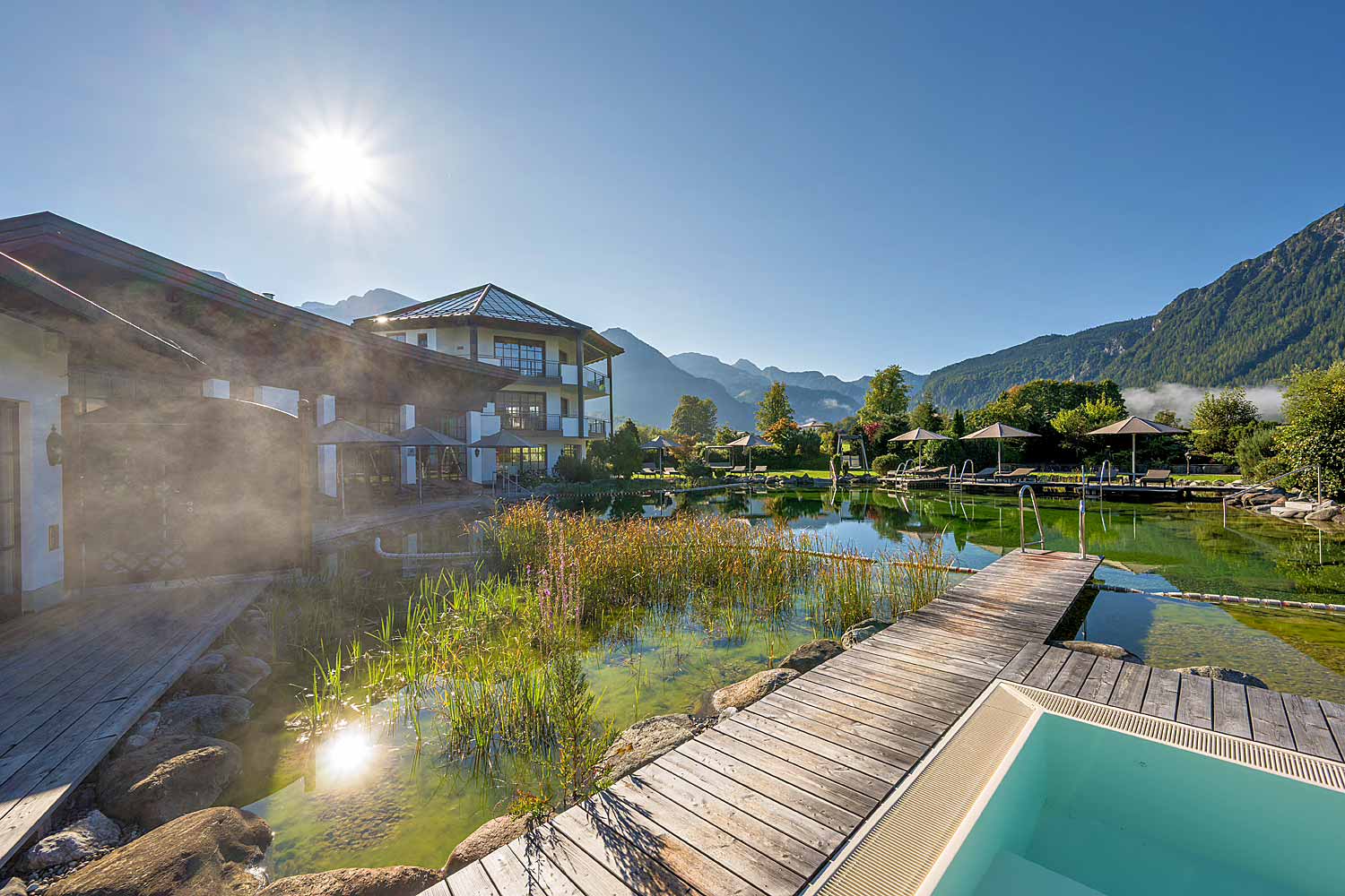 Unser Bergsee mit Solebecken und Saunabereich - wunderbar um sofort in den Urlaubsmodus zu finden!